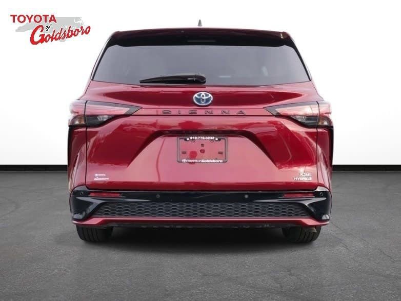 Used 2023 Toyota Sienna XSE image 7