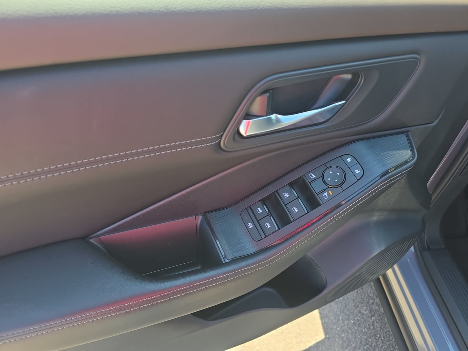 Used 2023 Nissan Rogue SV w/ SV Premium B Package FWD image 11