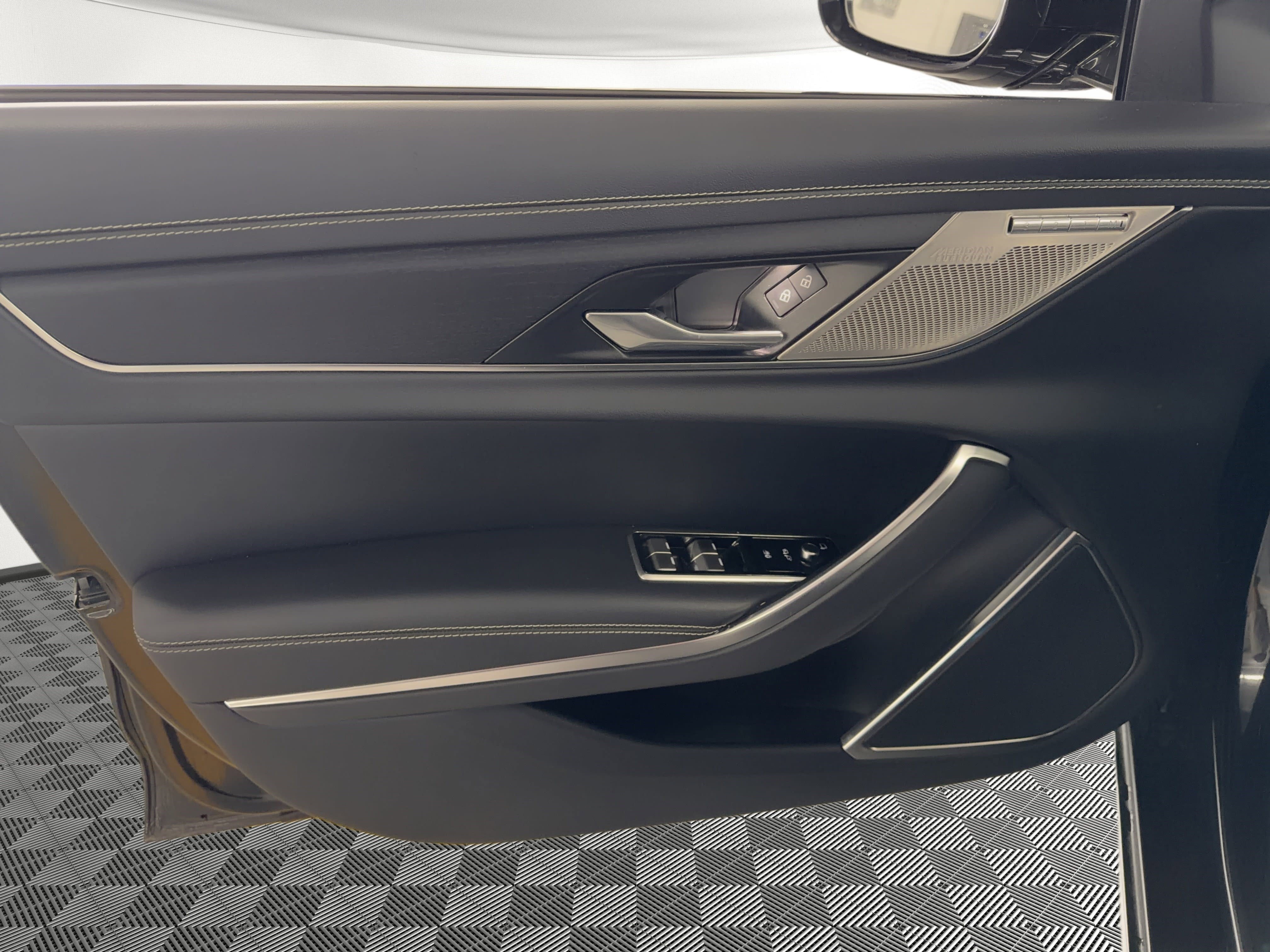 Used 2022 Jaguar XF R-Dynamic SE image 14