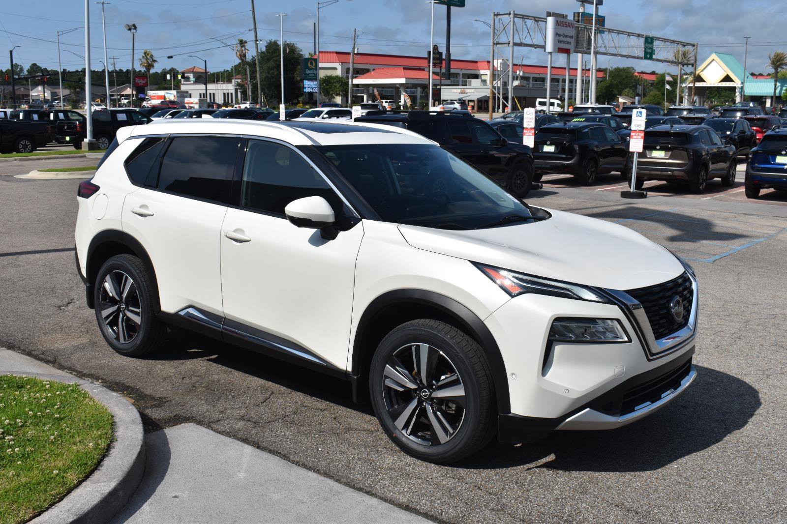 Used 2023 Nissan Rogue Platinum w/ Platinum Premium Package FWD image 17
