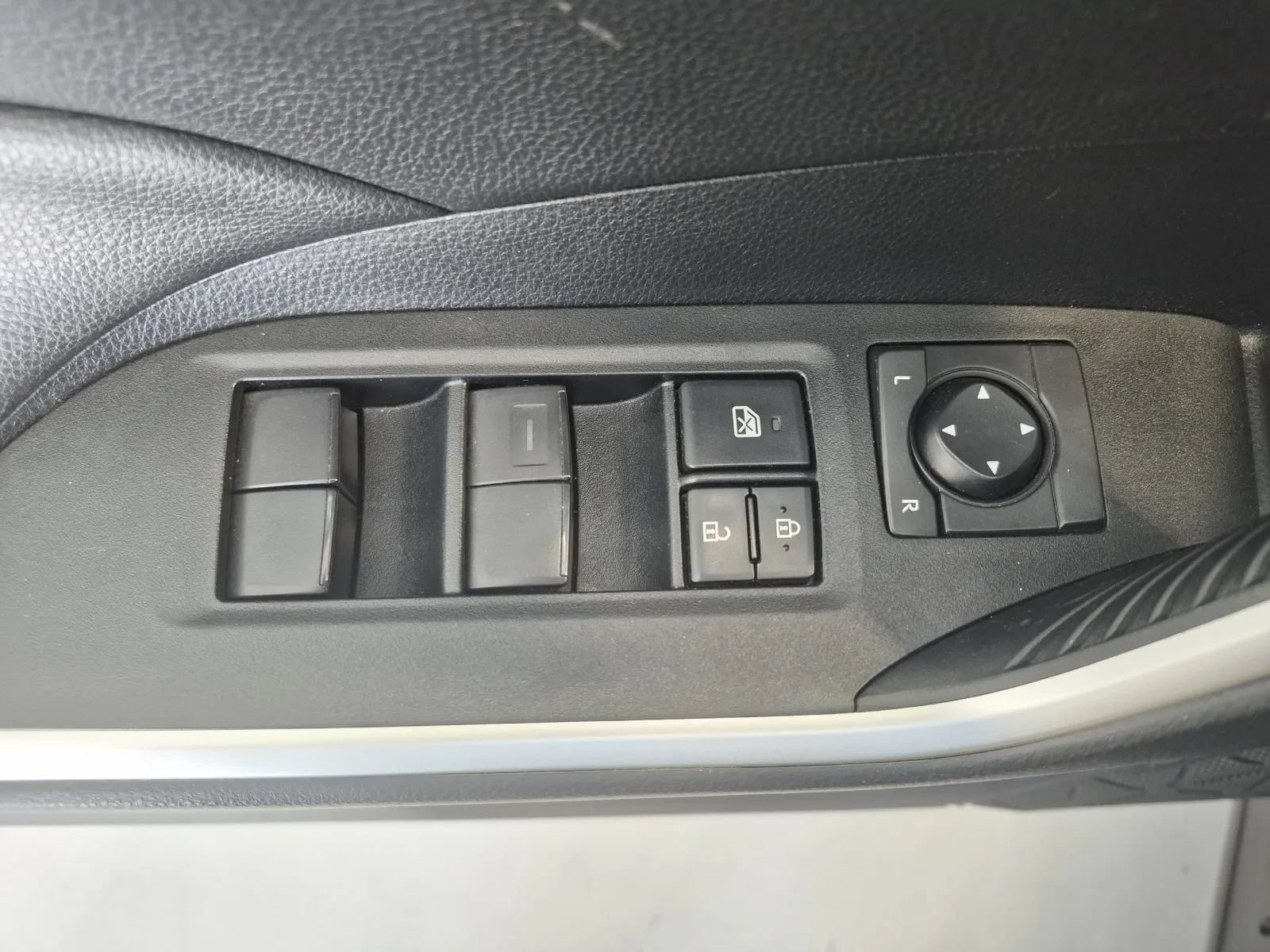 Used 2022 Toyota RAV4 LE AWD/4WD image 22