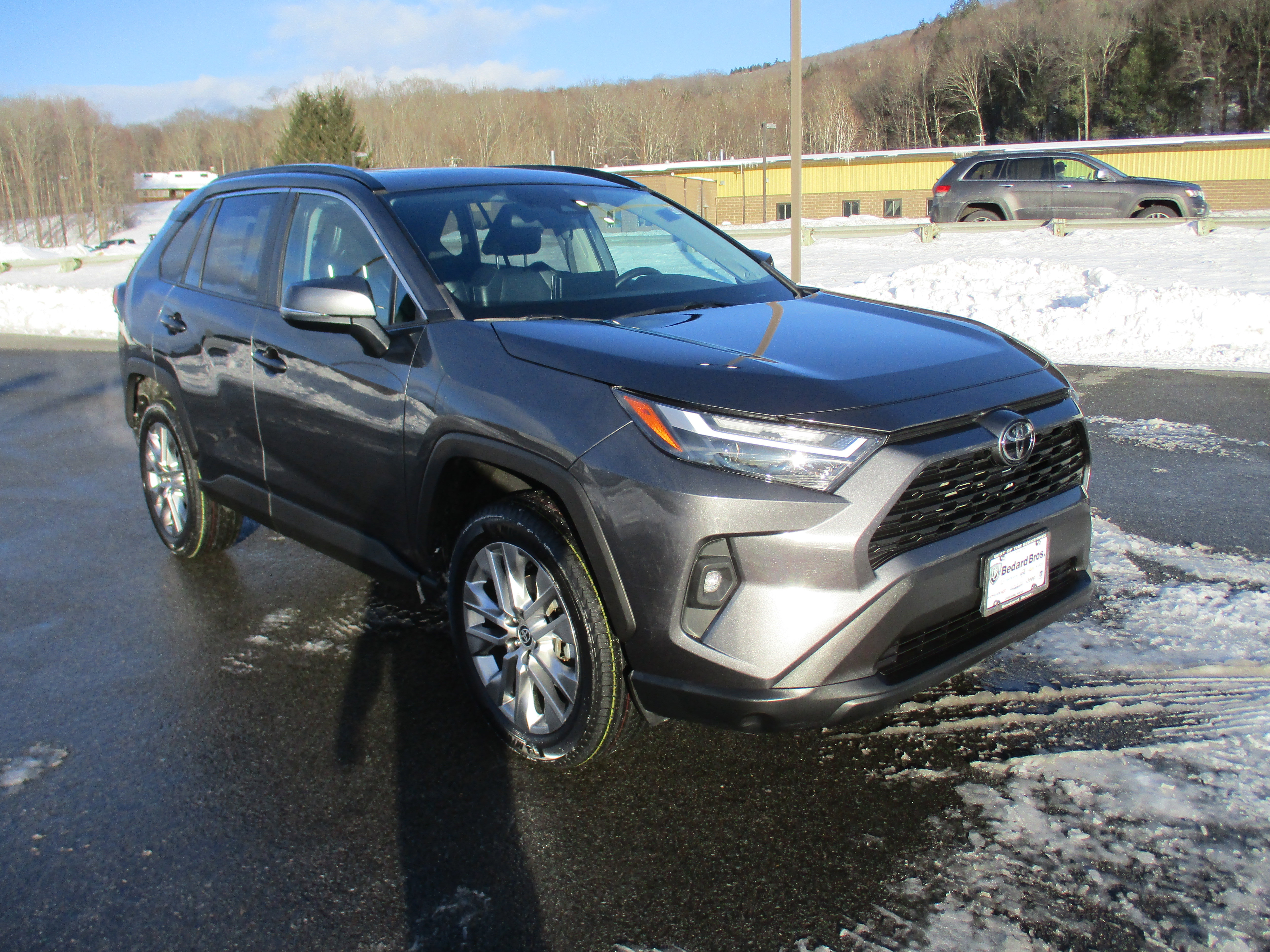 Used 2022 Toyota RAV4 XLE Premium image 3