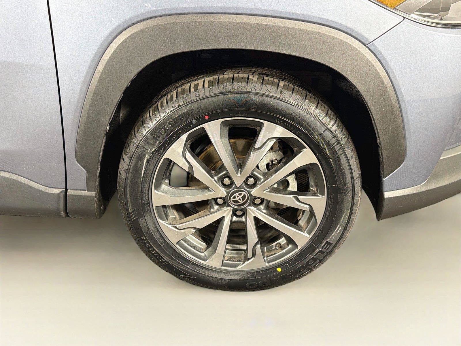 Used 2025 Toyota Corolla Cross XLE AWD/4WD image 35