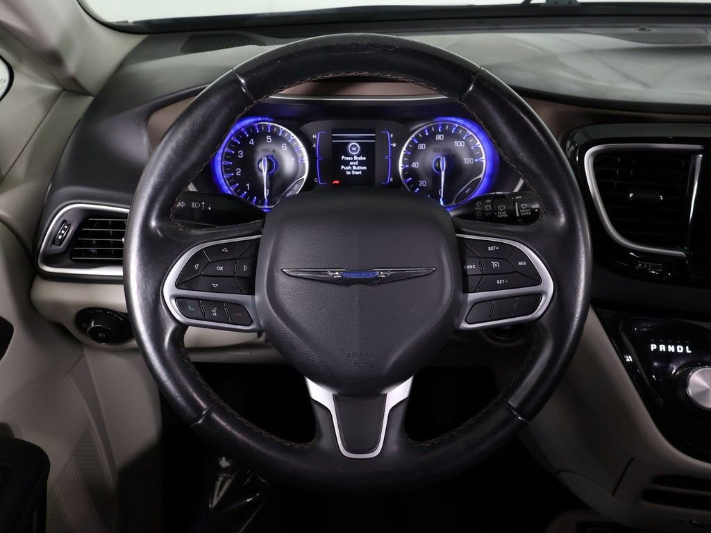 Used 2018 Chrysler Pacifica Touring-L FWD image 40