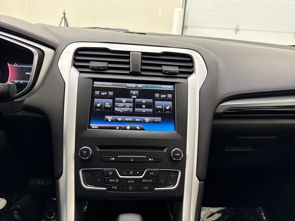 Used 2016 Ford Fusion SE FWD image 19