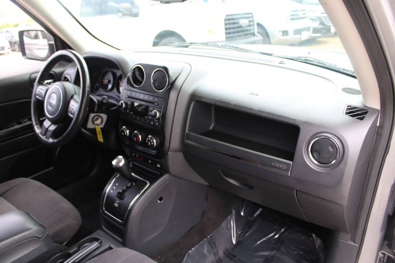 Used 2017 Jeep Patriot Latitude FWD image 13