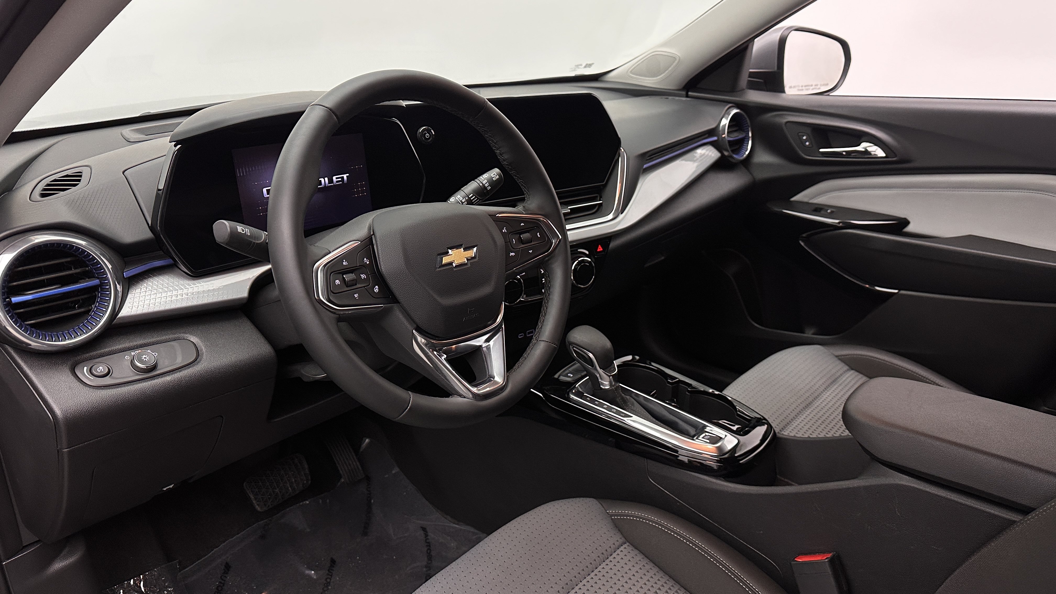 Used 2025 Chevrolet Trax LT w/ LT Convenience Package FWD image 8