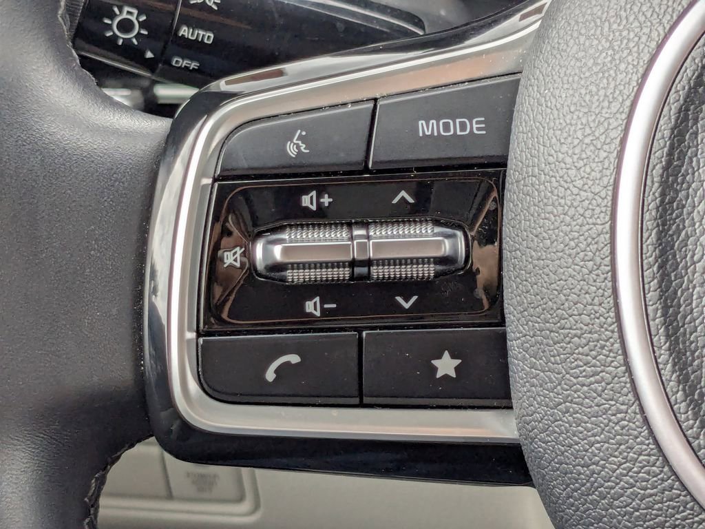 Used 2024 Kia Carnival LX image 32