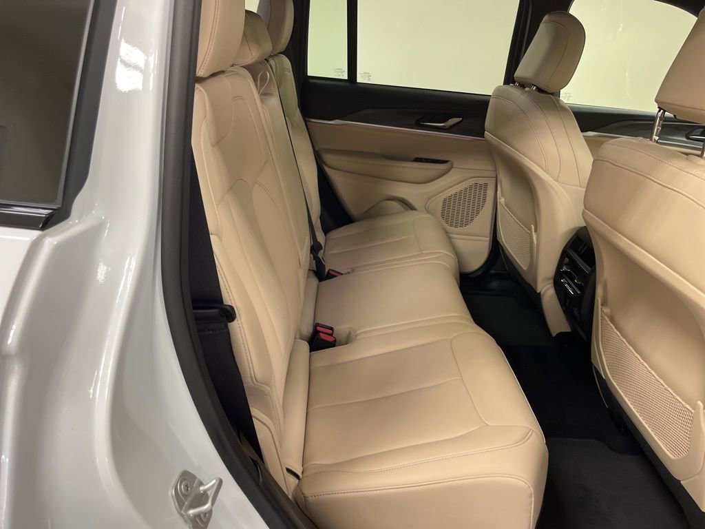 Used 2024 Jeep Grand Cherokee Limited image 21