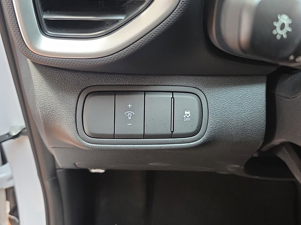 Certified 2025 Hyundai Venue SE image 24