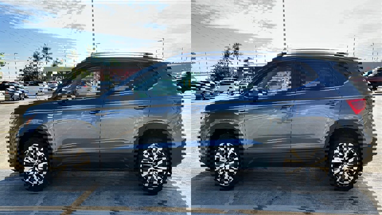 Used 2022 Volkswagen Taos SE image 2