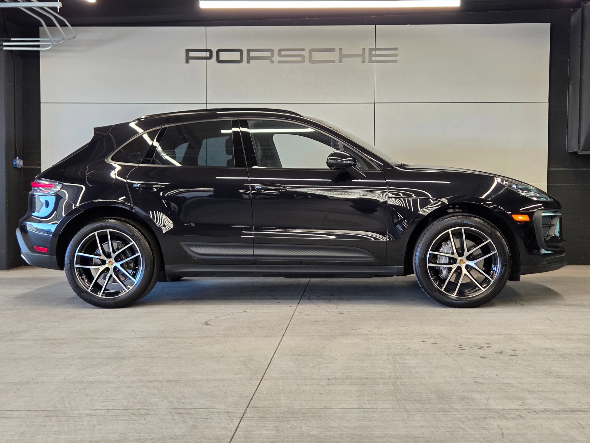 Certified 2025 Porsche Macan AWD/4WD image 29