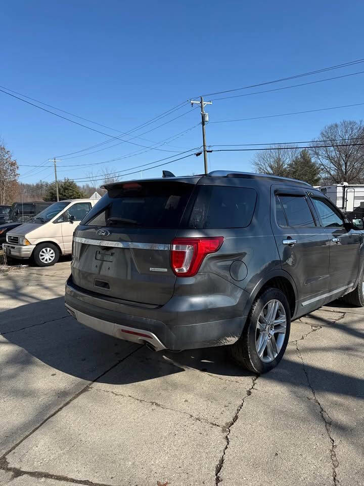 Used 2017 Ford Explorer Limited w/ Class II Trailer Tow Package image 4
