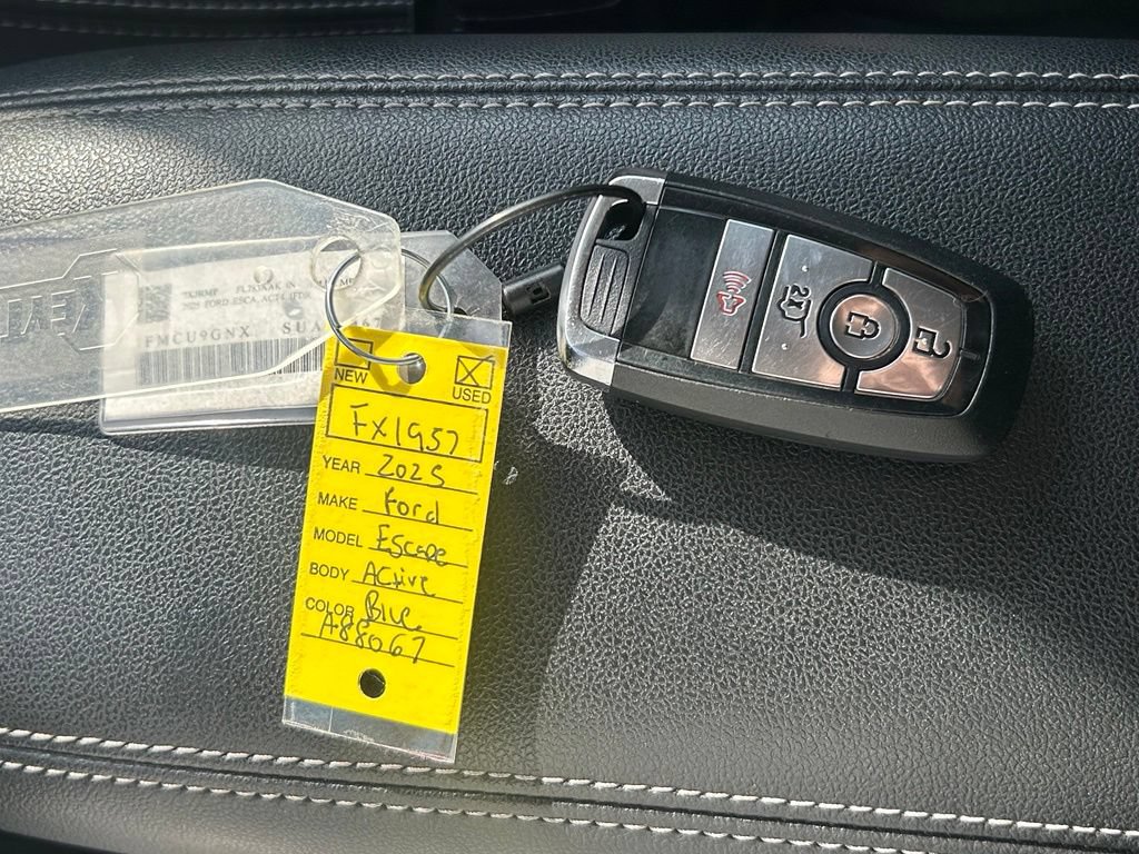 Used 2025 Ford Escape Active AWD/4WD image 15