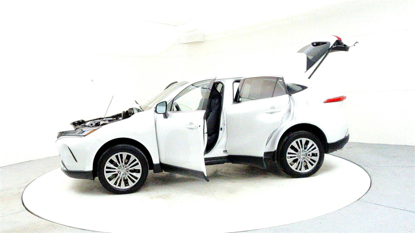 Used 2024 Toyota Venza XLE image 10
