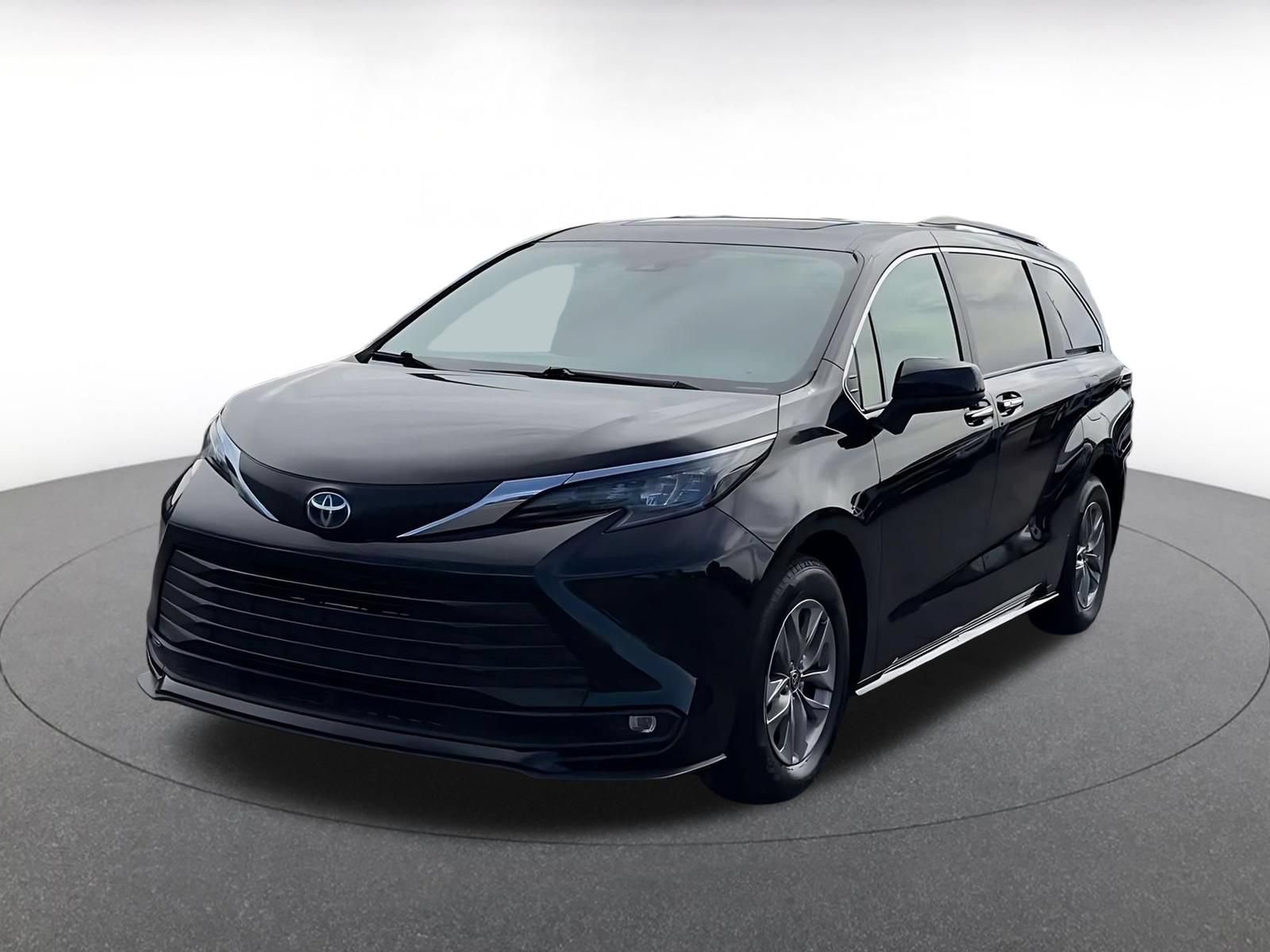 Used 2025 Toyota Sienna XLE FWD image 6