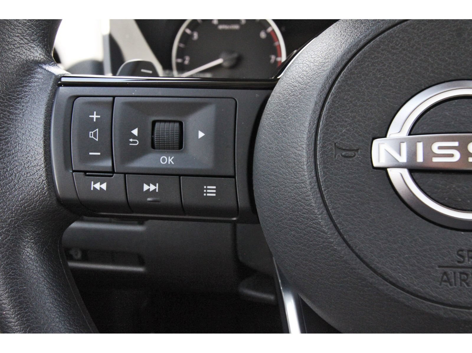 Used 2023 Nissan Rogue SV FWD image 18