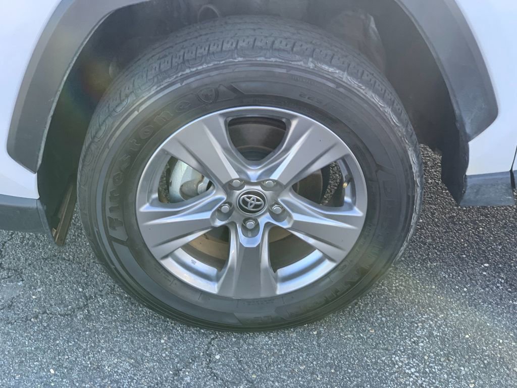 Used 2025 Toyota RAV4 XLE AWD/4WD image 32