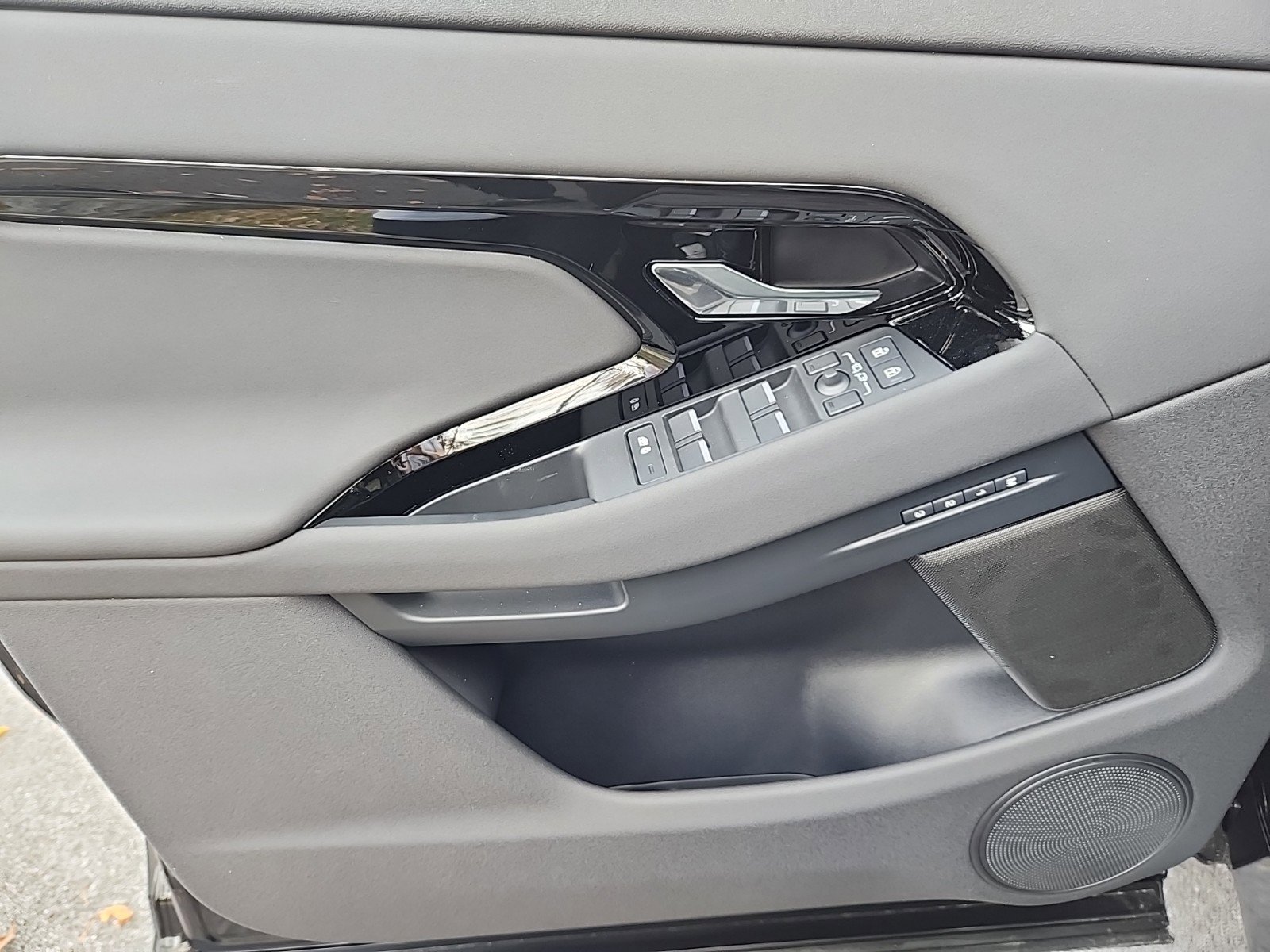 Used 2025 Land Rover Range Rover Evoque S image 24