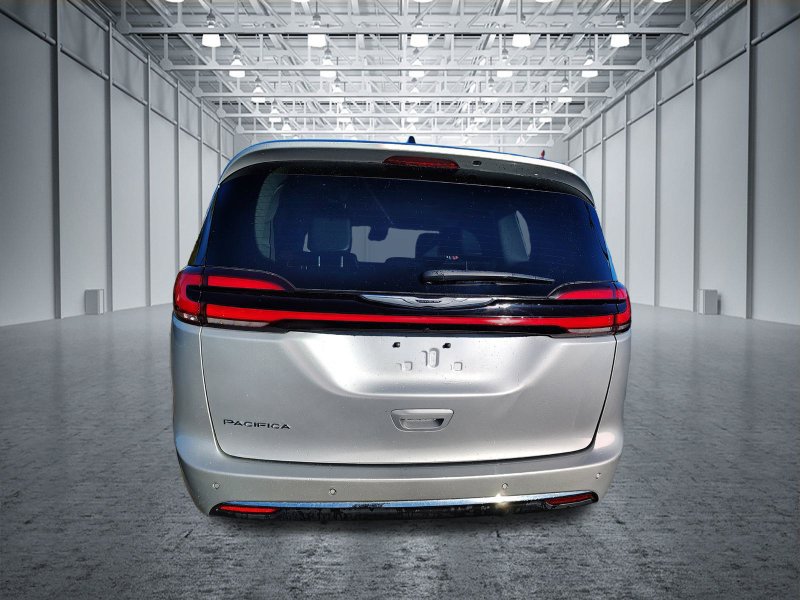 Used 2024 Chrysler Pacifica Touring-L FWD image 5