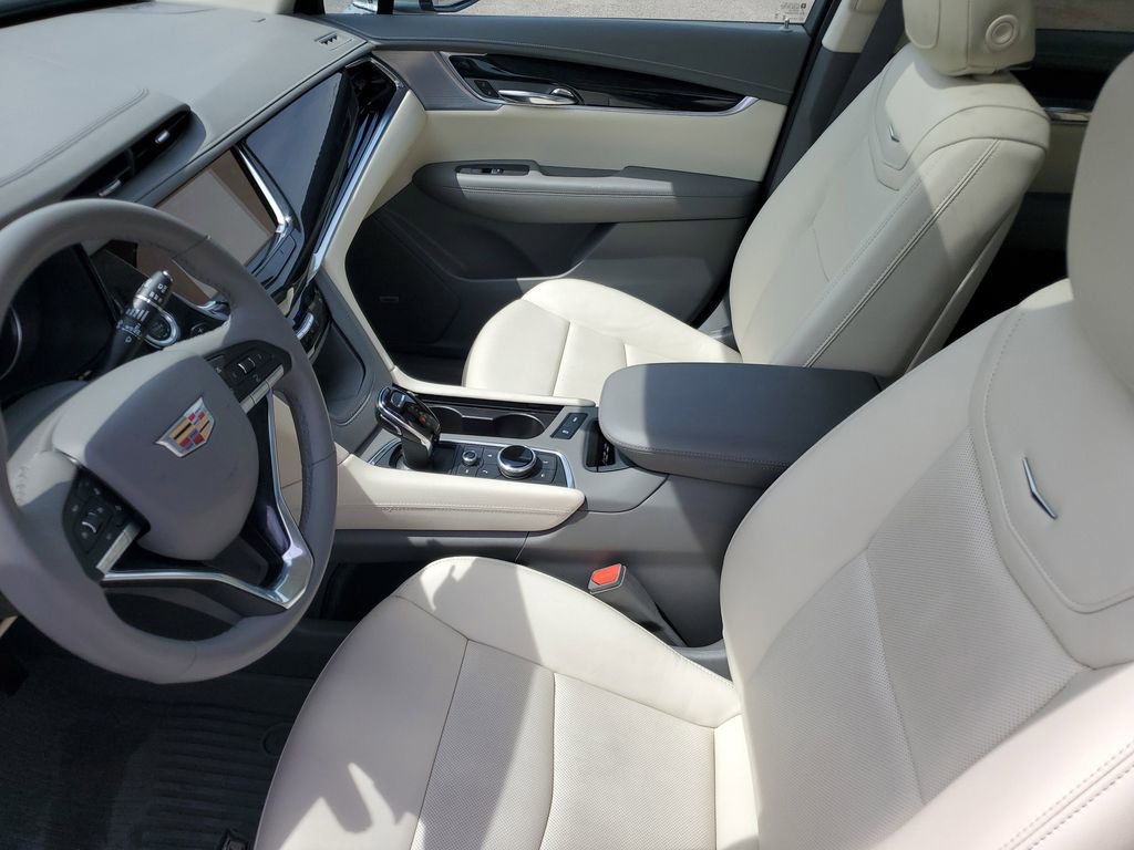 Used 2025 Cadillac XT6 Premium Luxury w/ LPO, Floor Liner Package AWD/4WD image 5
