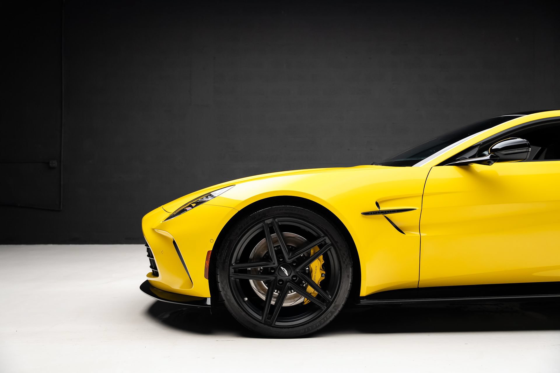 Used 2025 Aston Martin V8 Vantage Coupe RWD image 18