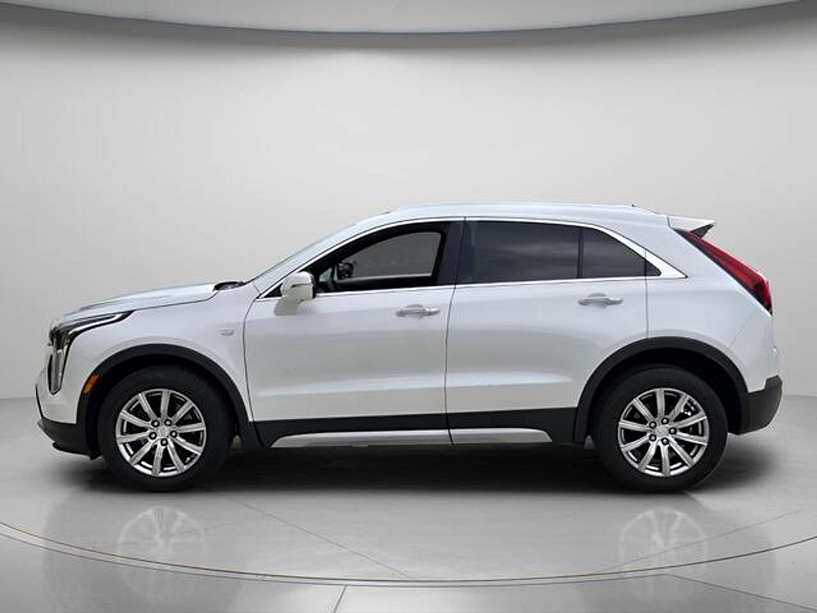 Used 2022 Cadillac XT4 Premium Luxury w/ Enhanced Visibility Package FWD image 3