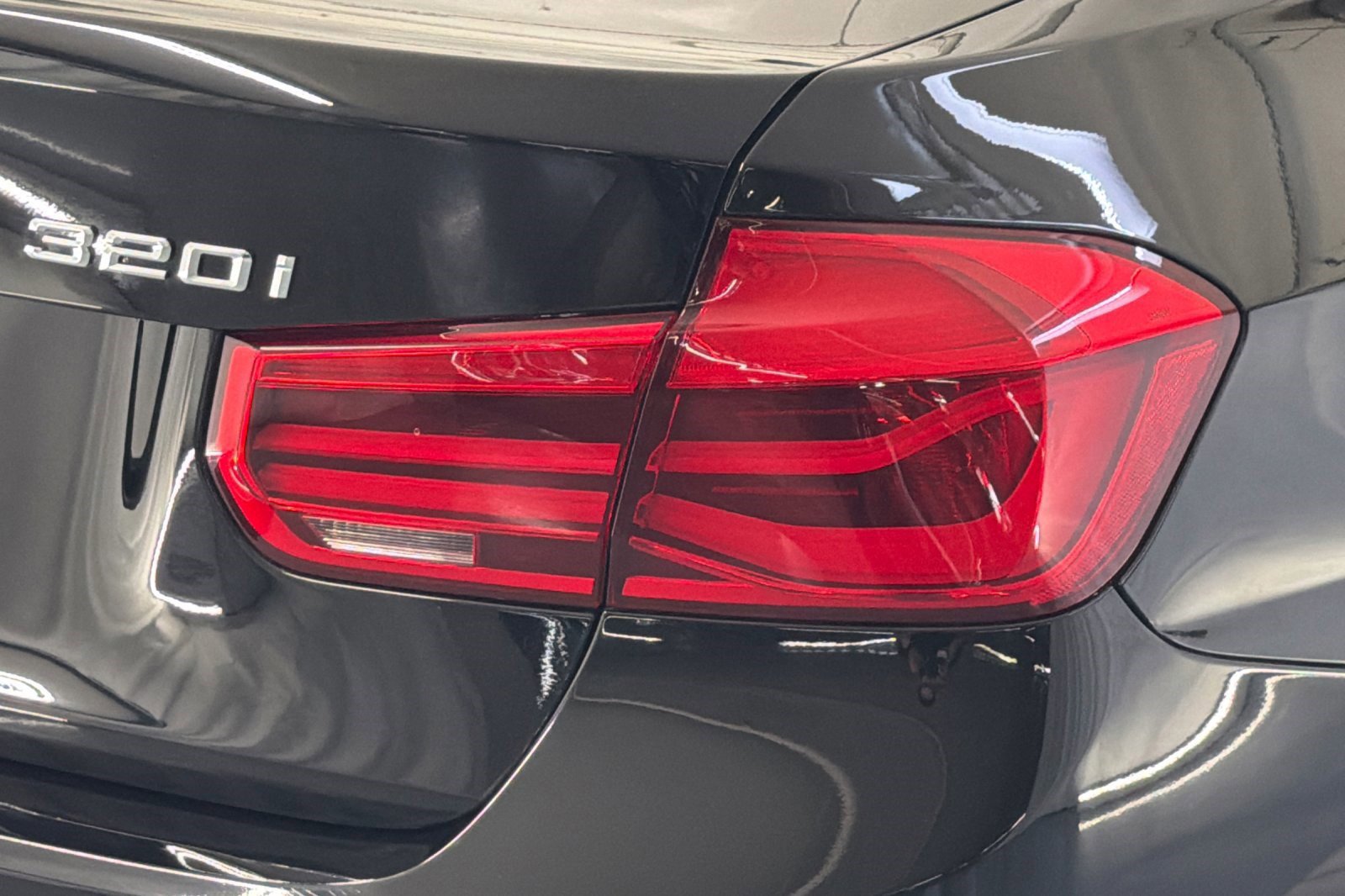 Used 2018 BMW 320i Sedan RWD image 12