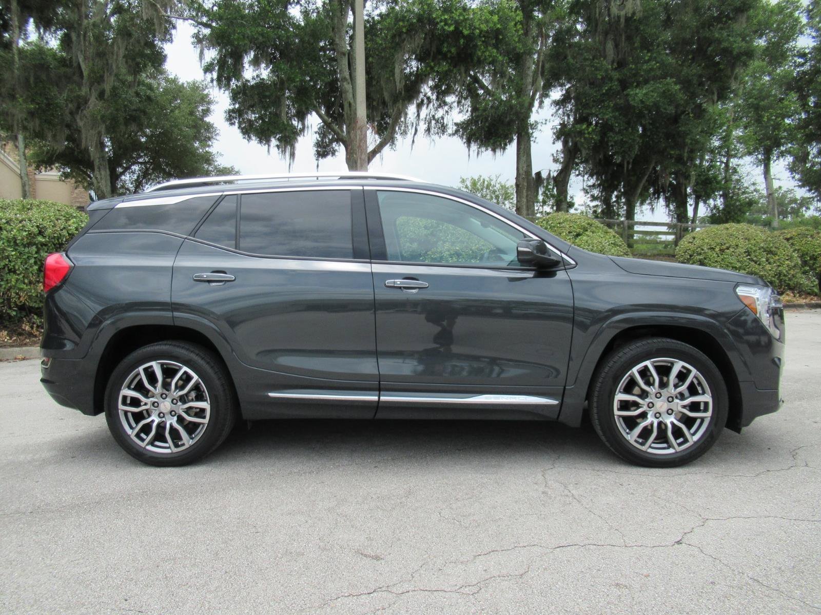 Used 2022 GMC Terrain Denali w/ Denali Premium Package AWD/4WD image 2