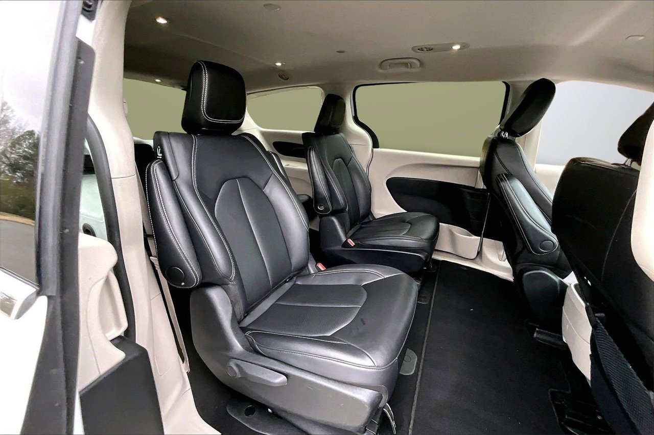 Certified 2024 Chrysler Pacifica Select image 24
