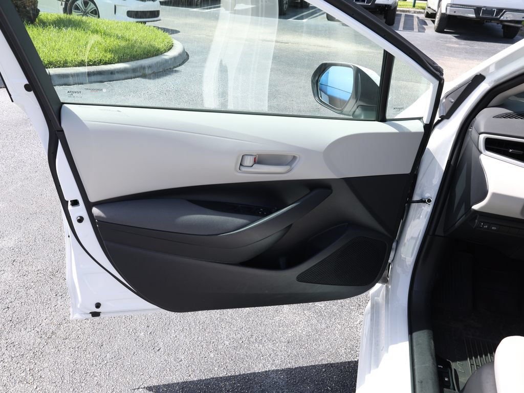 Used 2025 Toyota Corolla LE FWD image 10