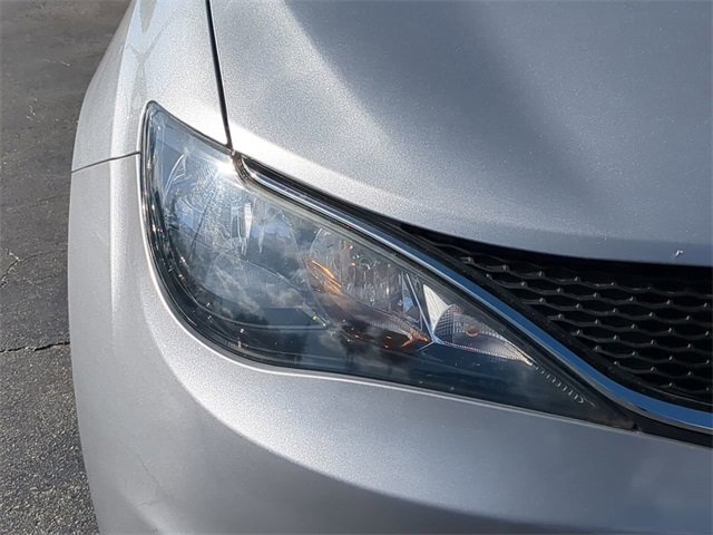 Used 2018 Chrysler Pacifica Touring w/ Tire & Wheel Group image 10