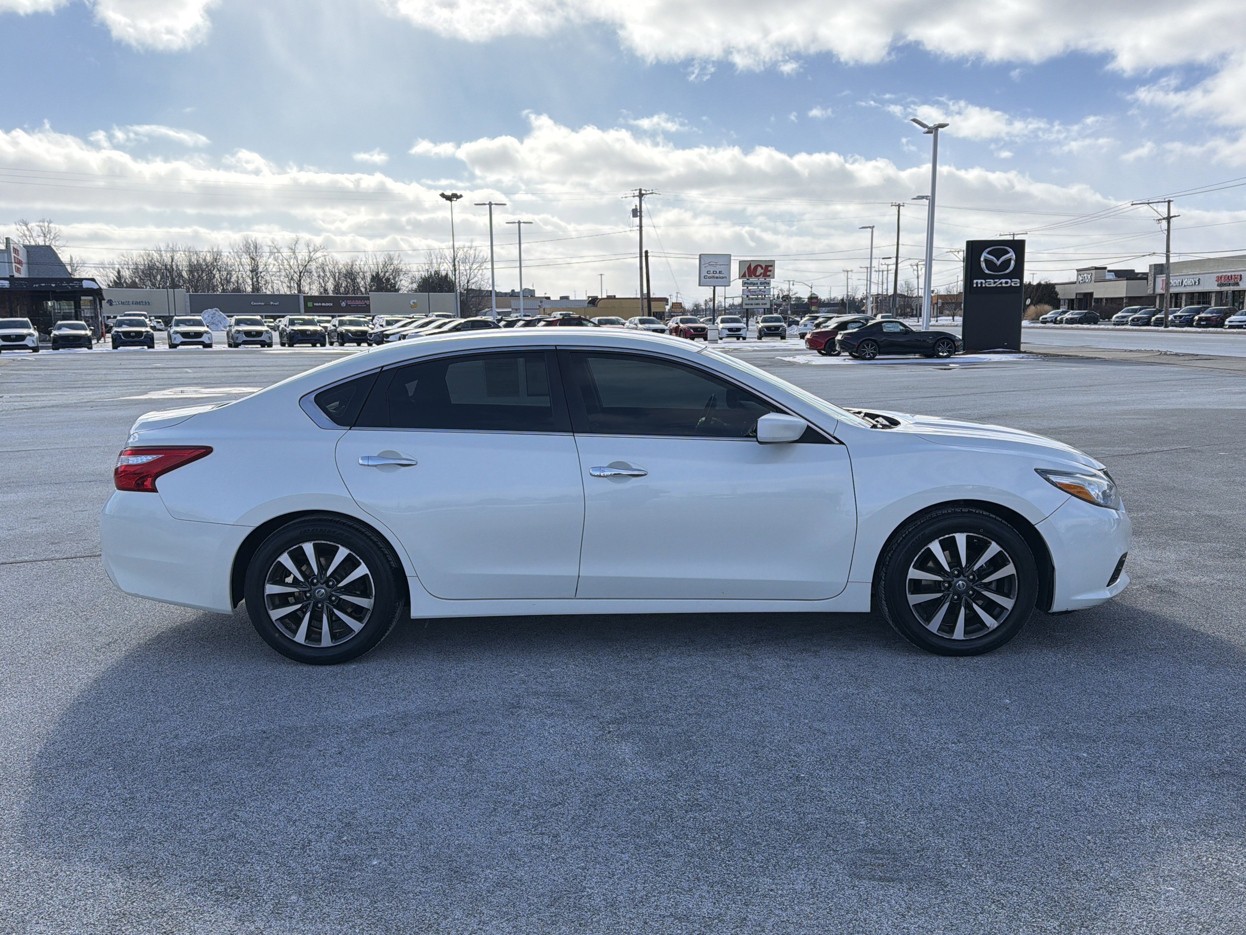 Used 2017 Nissan Altima 2.5 SV image 2