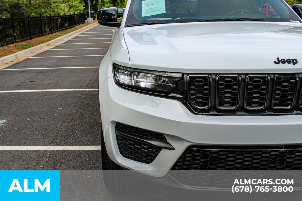 Used 2025 Jeep Grand Cherokee Altitude AWD/4WD image 11