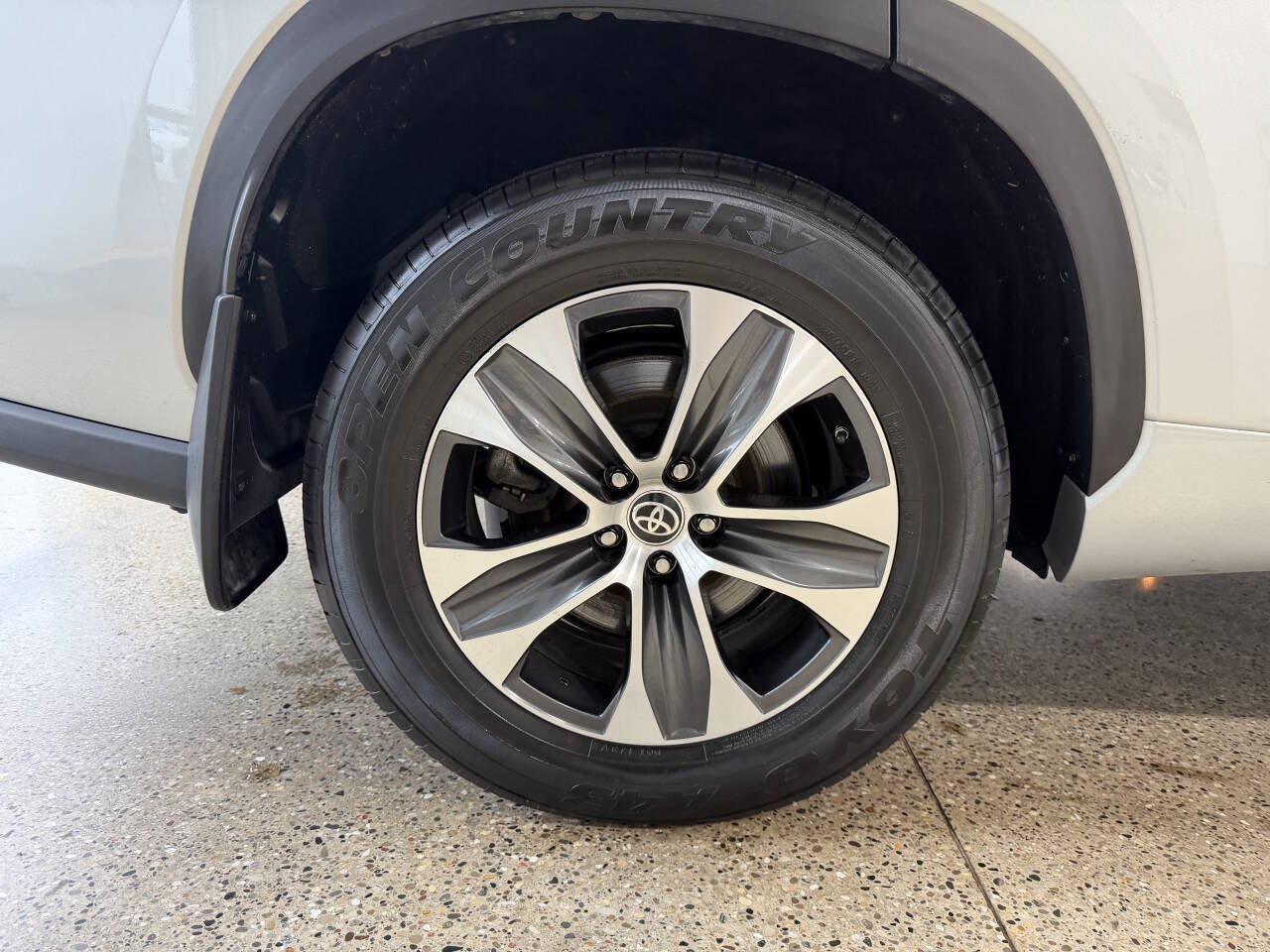 Used 2022 Toyota Highlander XLE AWD/4WD image 5