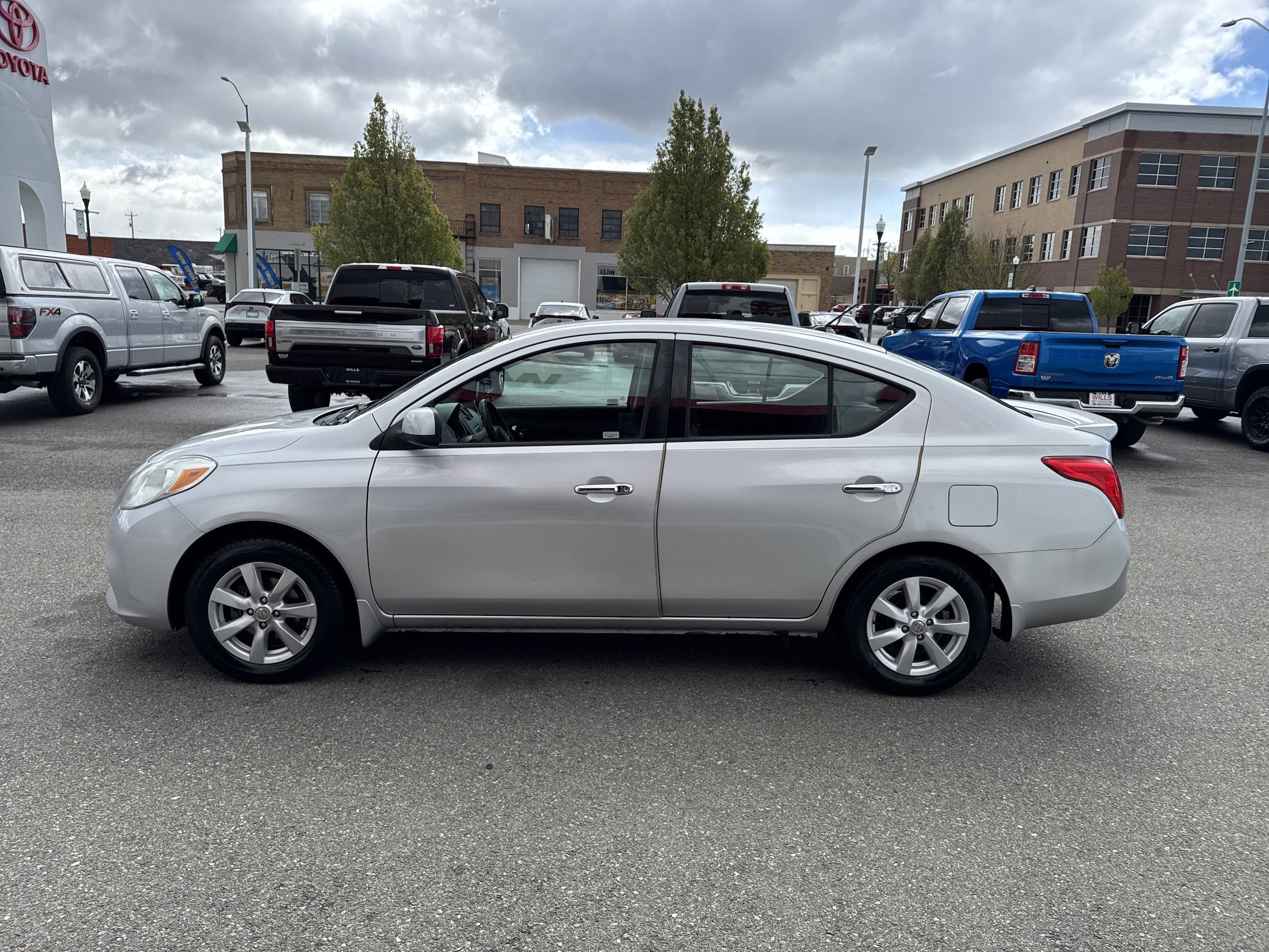 Used 2014 Nissan Versa SV w/ Convenience Package image 5