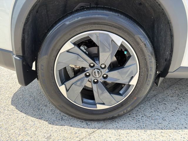 Used 2025 Nissan Rogue SV w/ SV Premium Package image 16