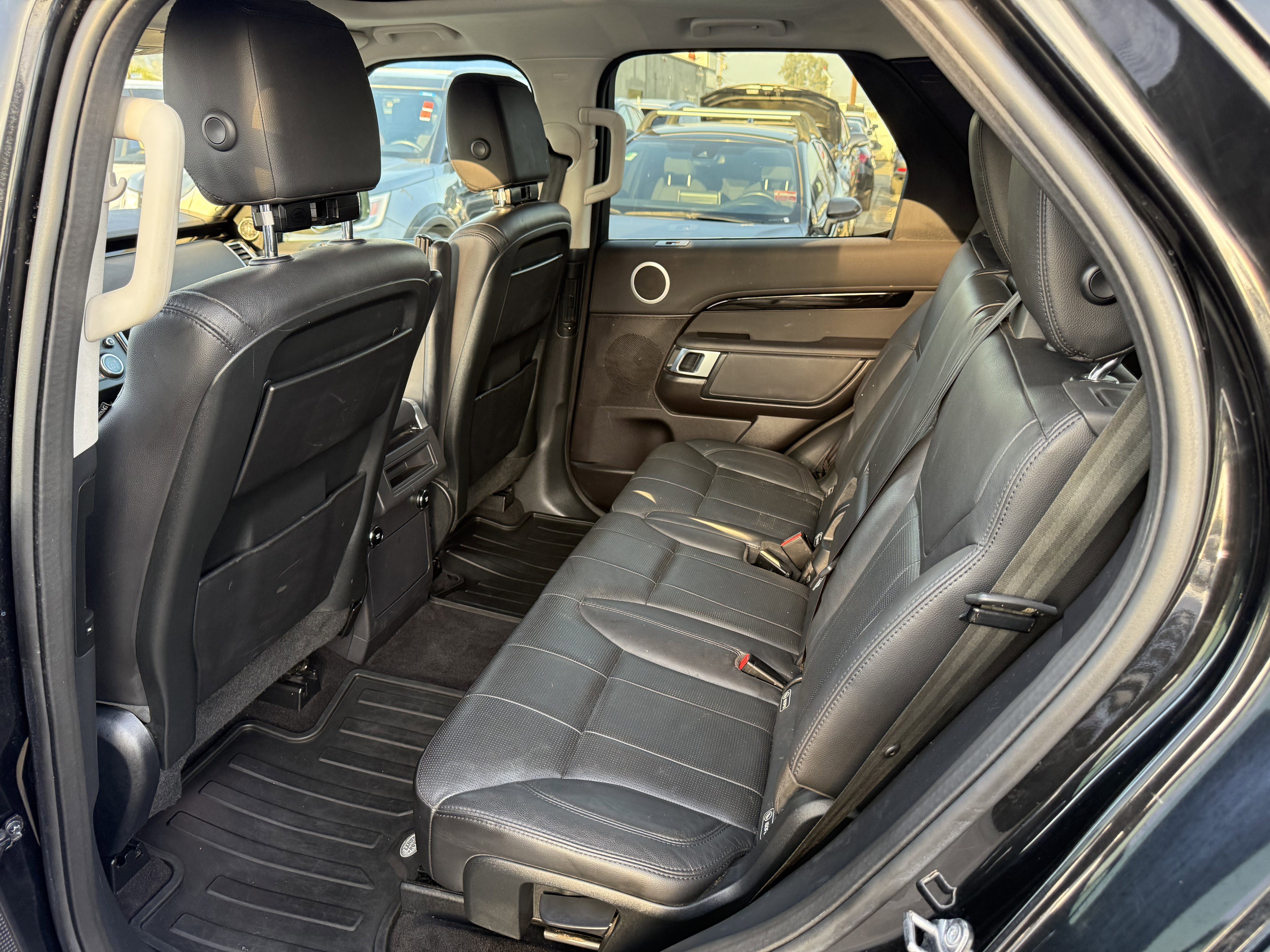 Used 2018 Land Rover Discovery SE image 16