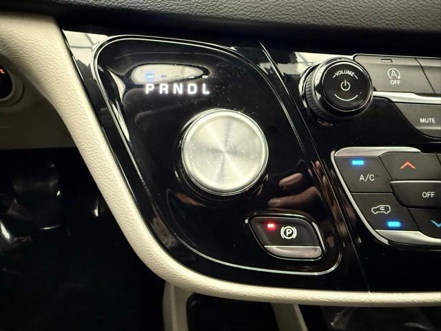 Used 2023 Chrysler Voyager LX image 42