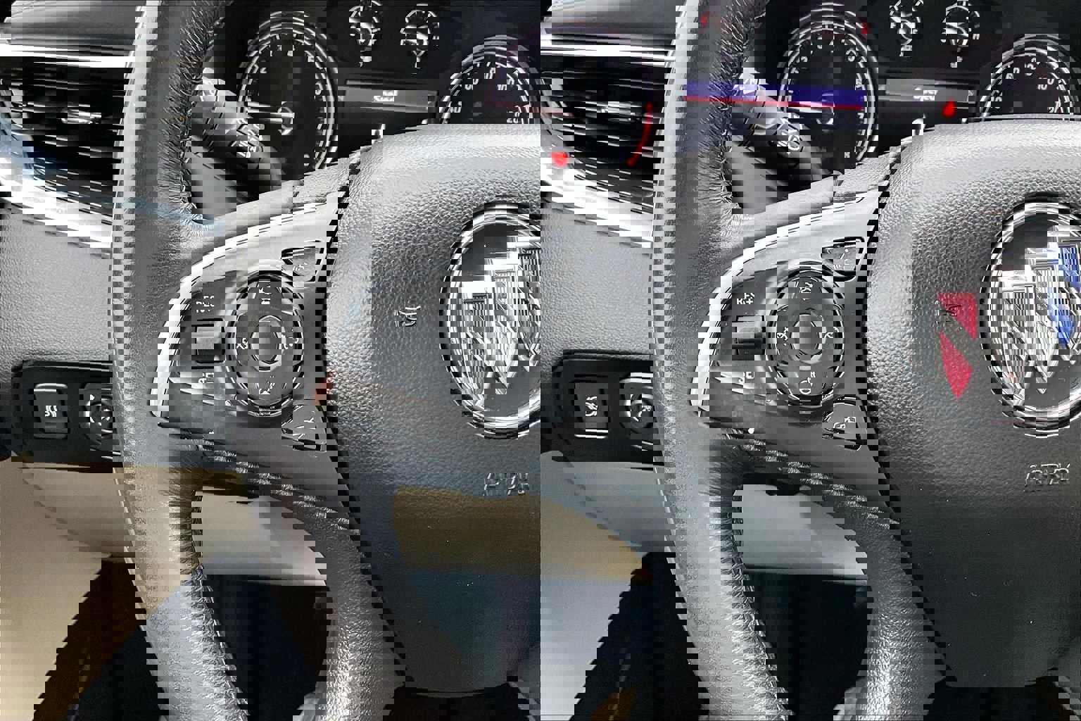 Used 2020 Buick Enclave Premium w/ Sun and Sites Package image 22