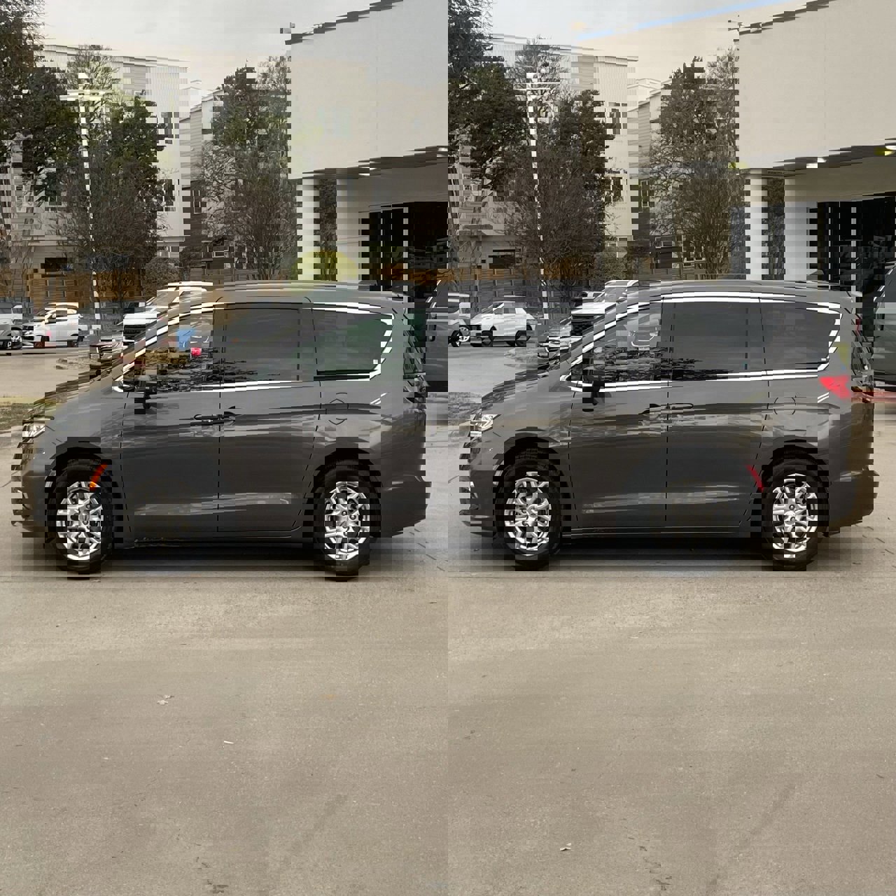 Used 2023 Chrysler Pacifica Touring-L image 3