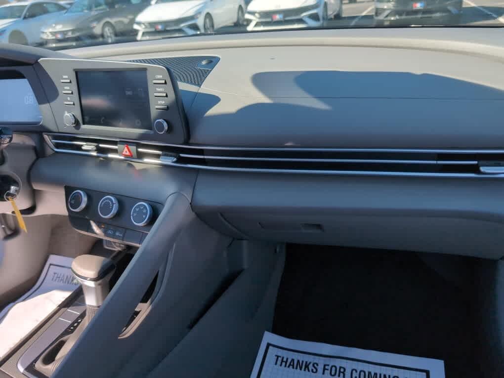 New 2026 Hyundai Elantra SE FWD image 24