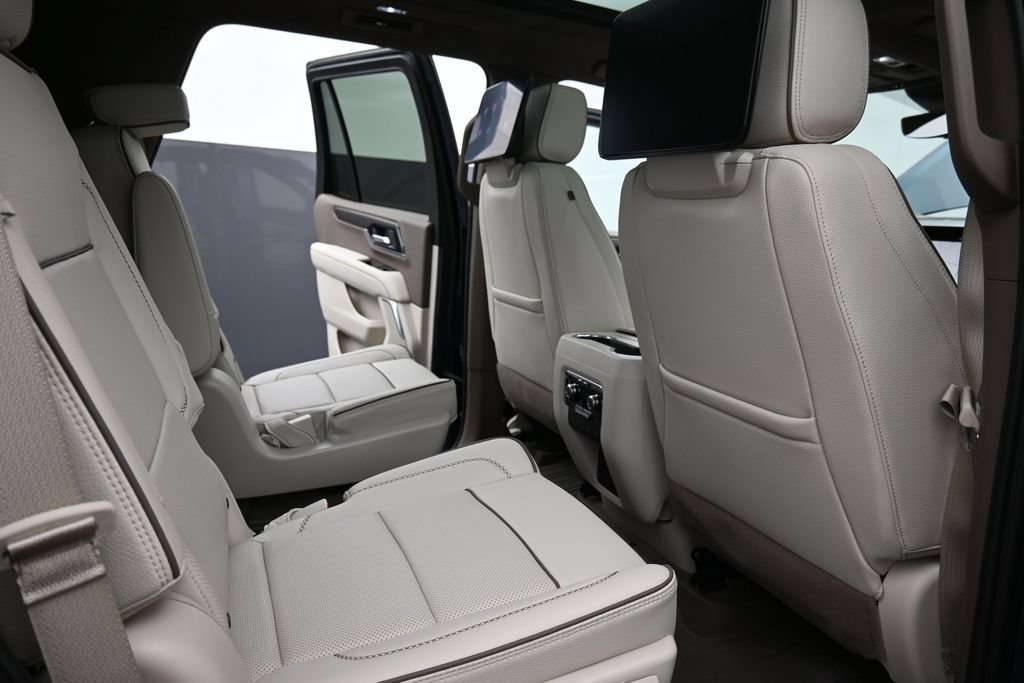 Used 2025 GMC Yukon Denali w/ Denali Reserve Package AWD/4WD image 18