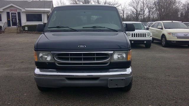 Used 2002 Ford E-150 and Econoline 150 Wagon RWD image 10