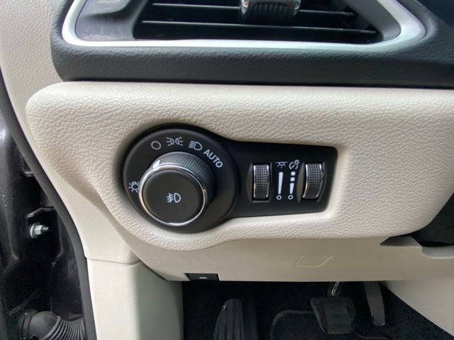 Used 2023 Chrysler Pacifica Touring-L image 15