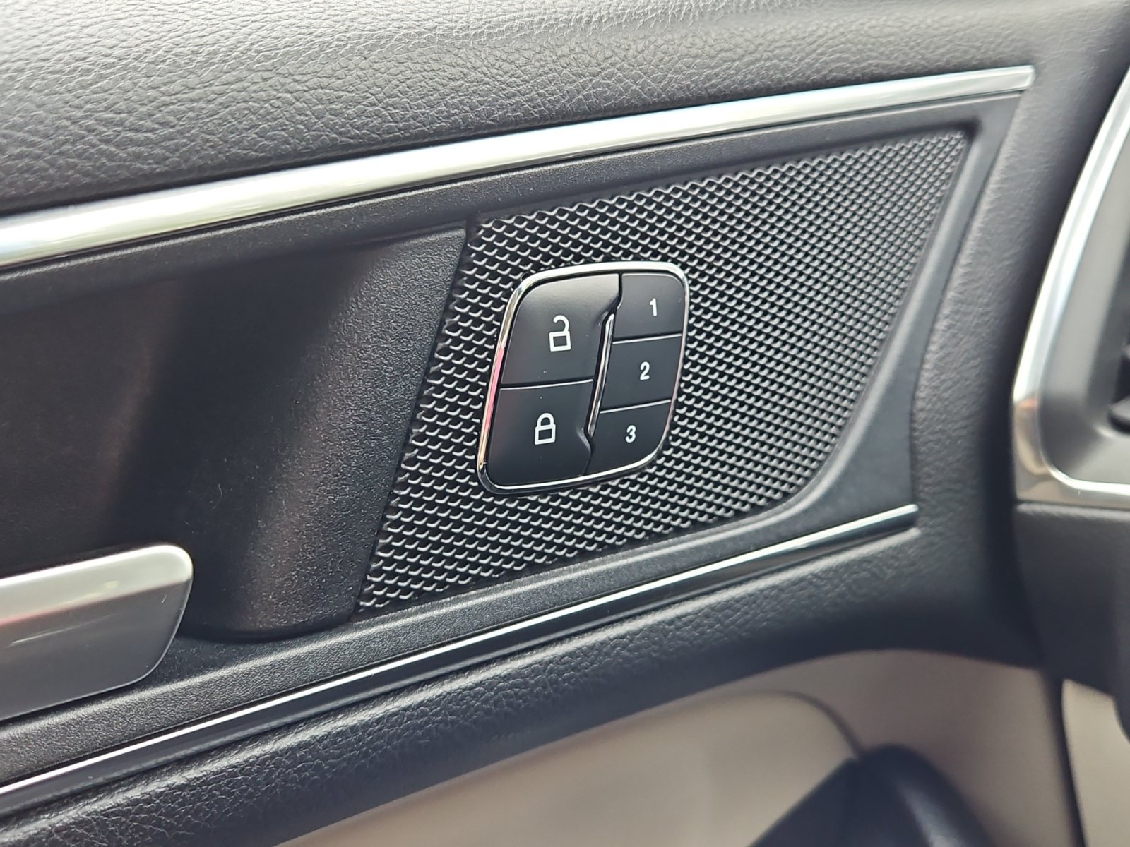 Used 2018 Ford Edge Titanium FWD image 16