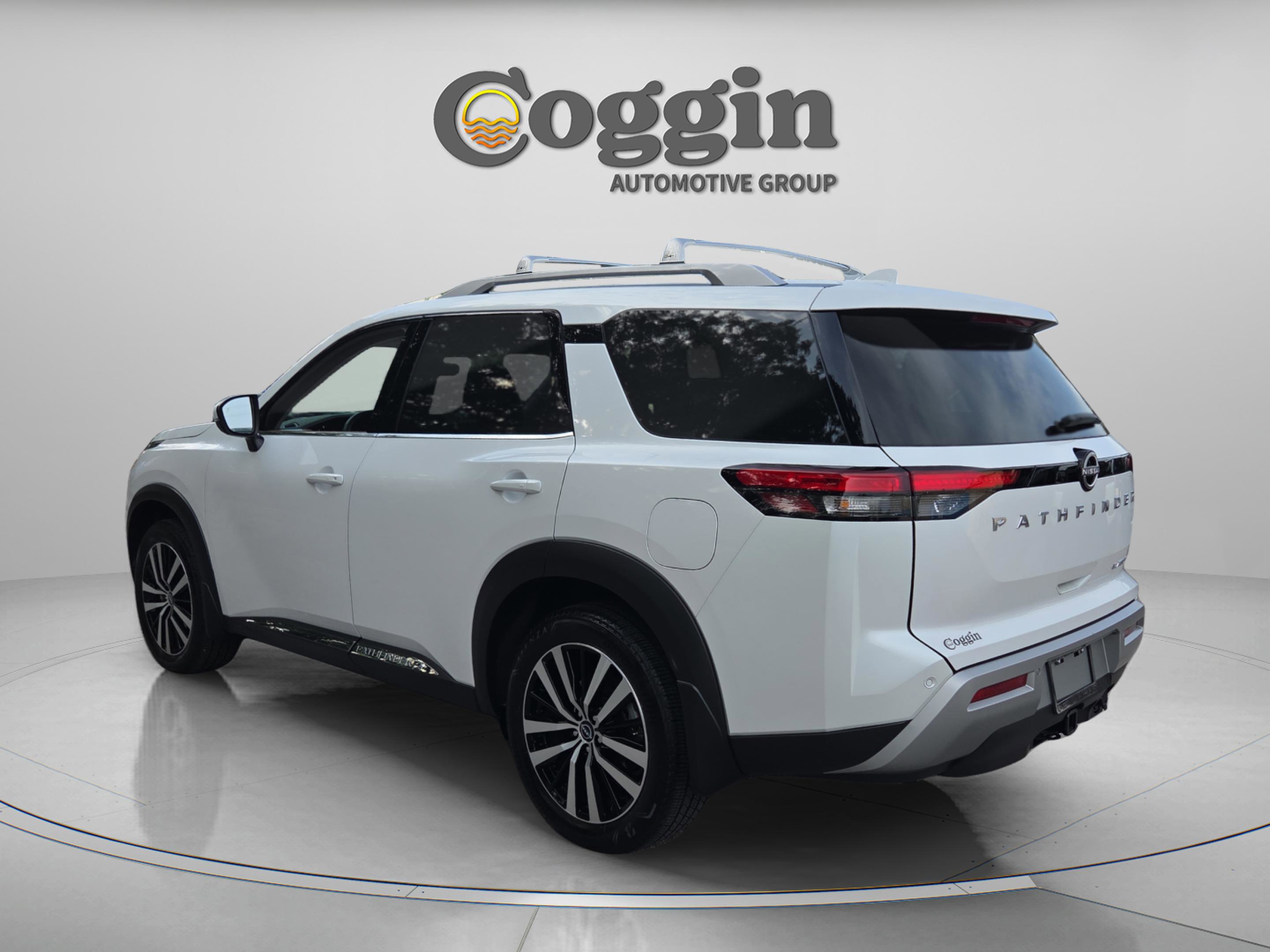Used 2025 Nissan Pathfinder Platinum w/ Cargo Package FWD image 3