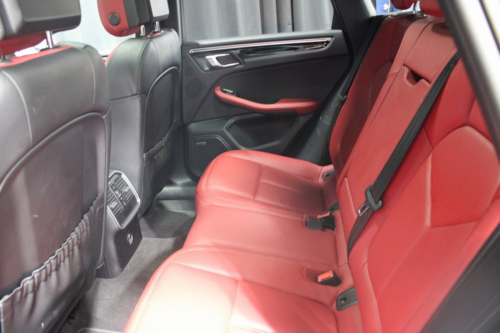 Certified 2021 Porsche Macan image 34