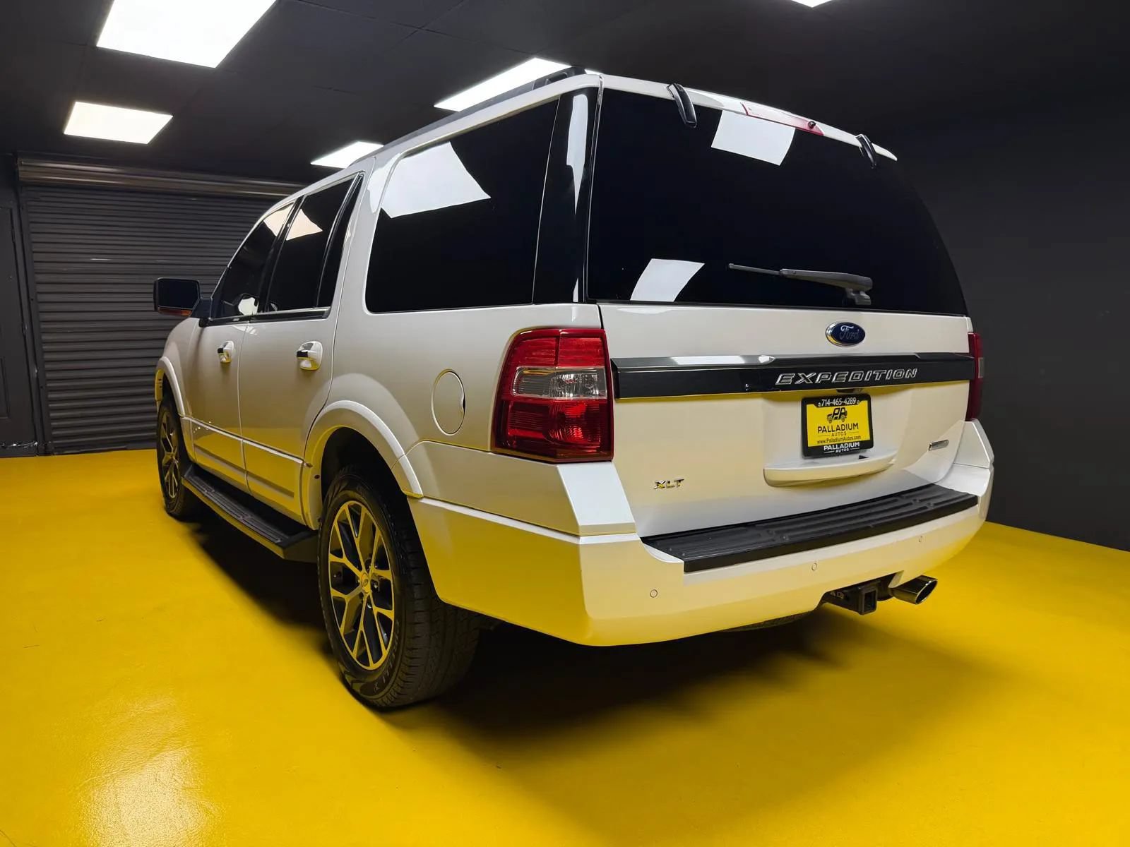 Used 2016 Ford Expedition XLT w/ Equipment Group 202A RWD image 4