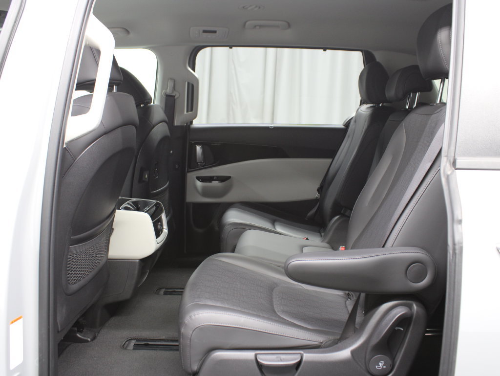 Used 2023 Kia Carnival EX FWD image 15